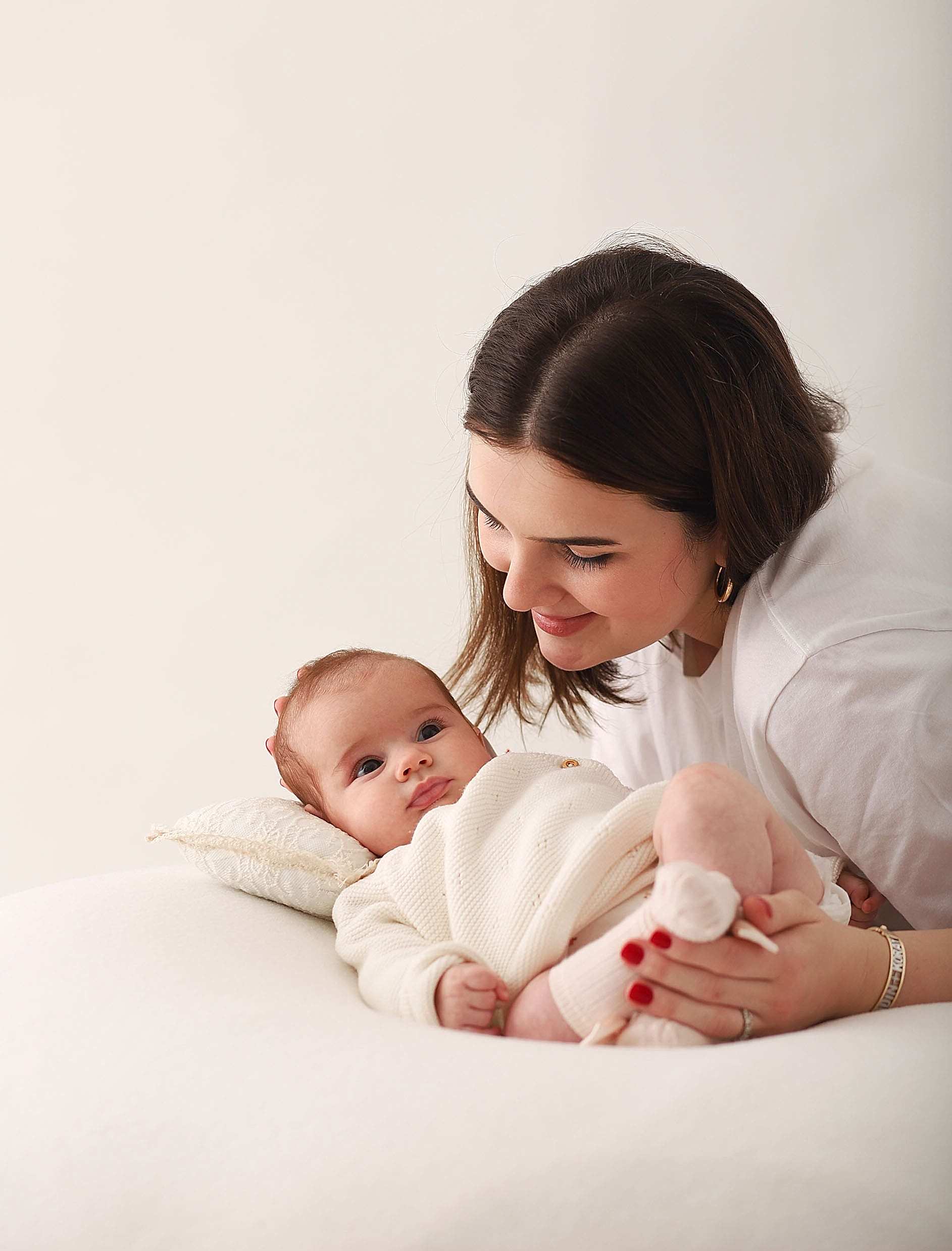 Stüdyoda anne ve bebek fotoğrafı
